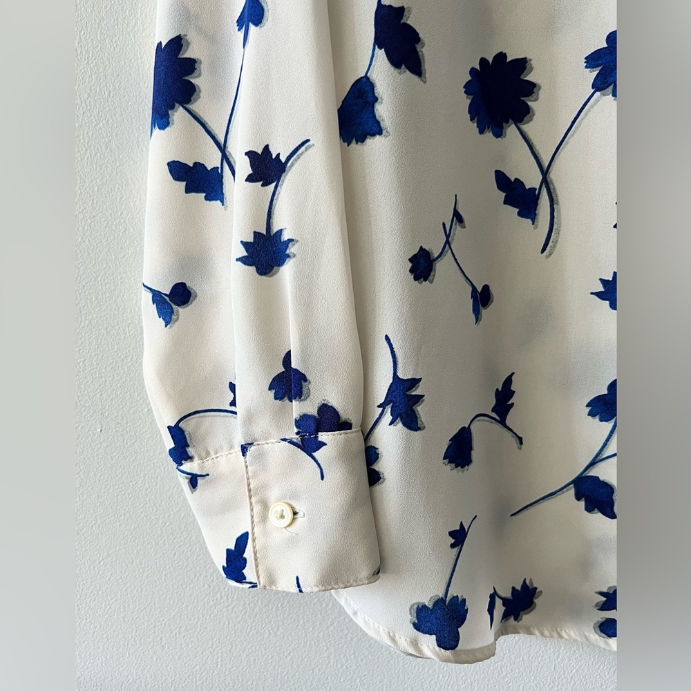 Beautiful Banana Republic Blue and White Floral Print Blouse - Picture 7 of 8
